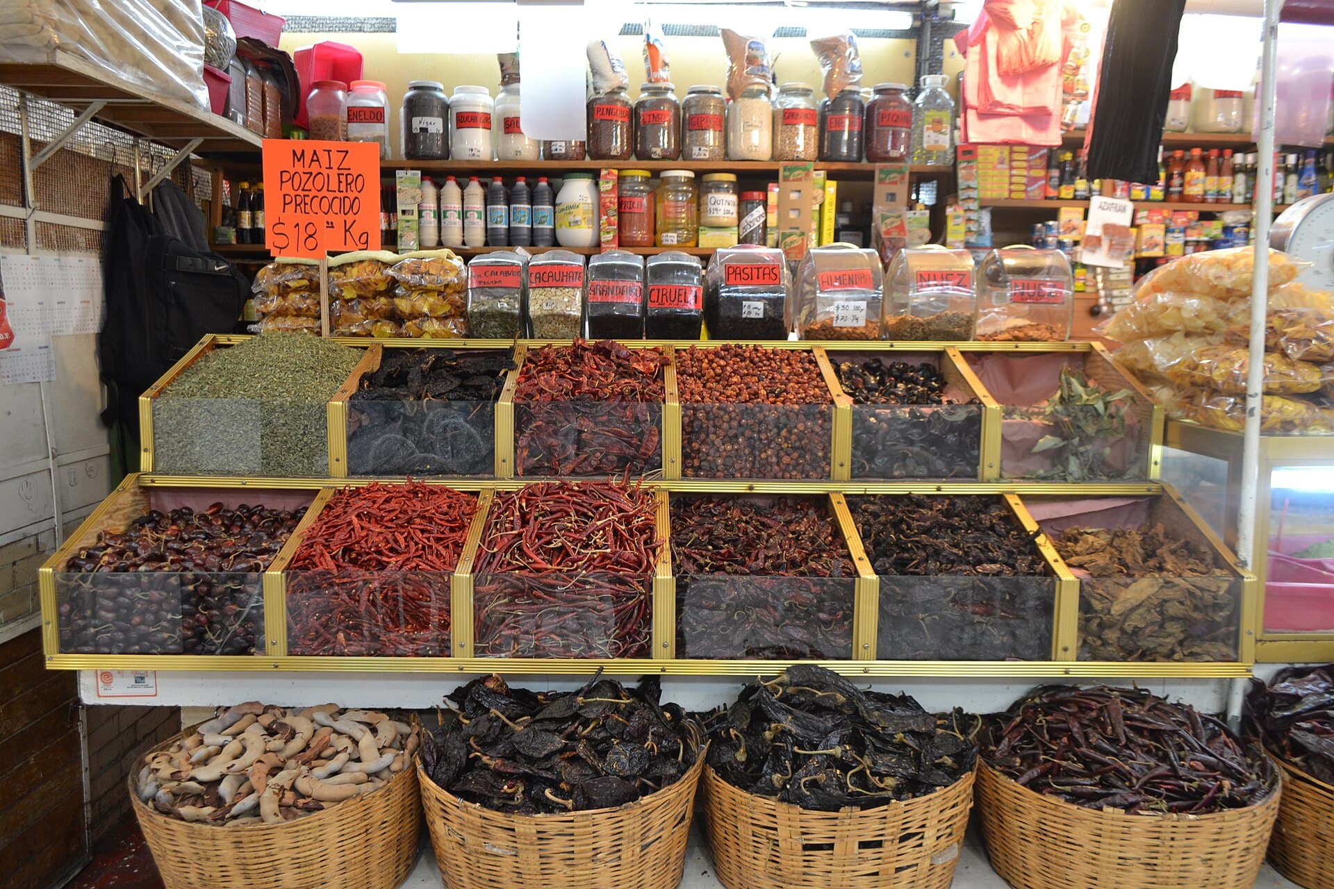 Puesto de chiles y especias en el Mercado de Medellín
